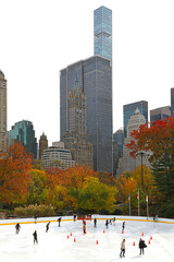 Obraz premium Wollman, ice skating rink in Central Park against backdrop of skyscrapers on late autumn. New York City