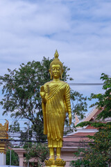 Obraz premium Buddhist temple Was on Sukhumvitt Rd BKK Bangkok Thailand, vivid lush colours if the buildings are glorious