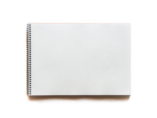 螺旋綴じのスケッチブックの白い画用紙。白色背景で真上から撮影。