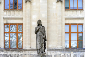 Obraz premium Female statue in the courtyard of the Archaeology Museum in Istanbul, Turkey.
