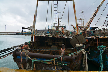 pescherecci nel porto di mazzarra del vallo sicilia
