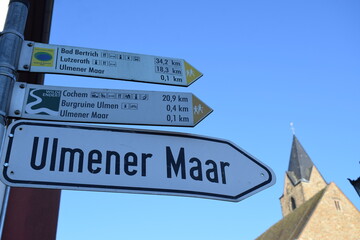 Schild Richtung Ulmener Maar und Wanderwegen