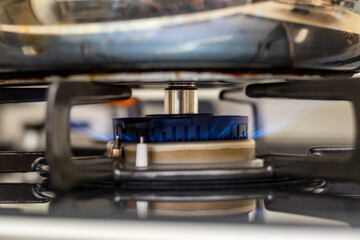 金属鍋を加熱するガスバーナーの青い炎