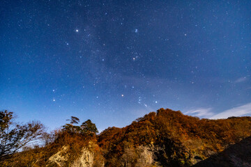 月明かりに照らされる吾妻渓谷の紅葉と星空