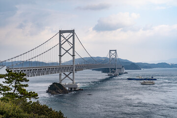 徳島側から見た鳴門海峡と大鳴門橋