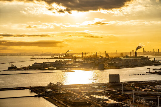 えんとつのある工場の夕景
