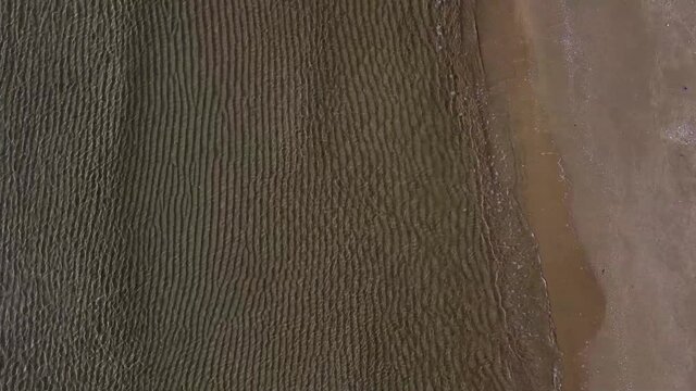 Mare, spiaggia vista dall'alto.