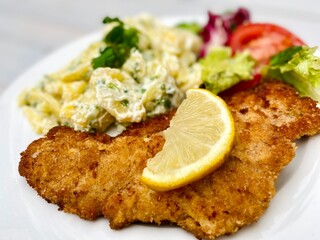 Schnitzel vollkornpanade mit Kartoffelsalat 
