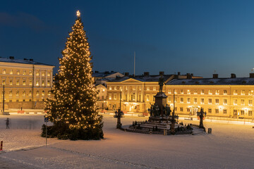 Obraz premium Helsinki. Finland. December 24, 2021 Christmas tree in the background of the Cathedral of St. Nicholas. City center. Christmas holiday.