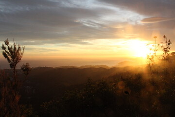 Obraz premium katalonien straße sonnenuntergang wohngebiet verlassen