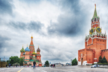Naklejka premium The Cathedral of Vasily the Blessed and the Spasskaya Tower of the Moscow Kremlin, Red Square in Moscow, Russia