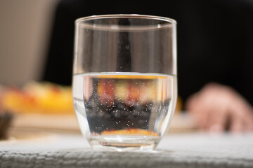 detalle de un vaso de agua con burbujas dentro