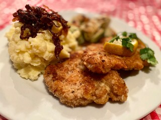 Organisch lifestyle Schnitzel Kartoffelsalat Rosenkohl Mandeln Vollkorn Panade 