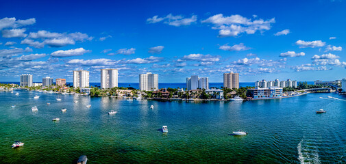 Fototapeta premium Lake Boca Raton with city and boats 