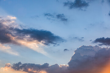 구름 사이로 비추는 햇빛