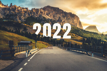 2022 Nieuwjaar road trip reizen en toekomstvisie concept. Natuurlandschap met snelwegweg die leidt naar een gelukkig nieuwjaarsfeest in het begin van 2022 voor een frisse en succesvolle start.