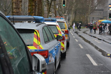 Mehrere Polizeifahrzeuge der Landespolizei Rheinland-Pfalz, aufgenommen während Fastnacht in Mainz