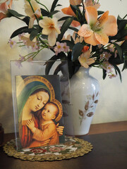 Domowy ołtarzyk z obrazkiem Maryi z Dzieciątkiem Jezus