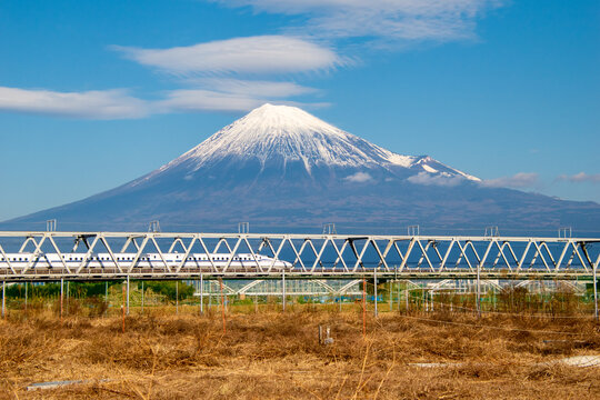 富士山と富士橋梁と新幹線