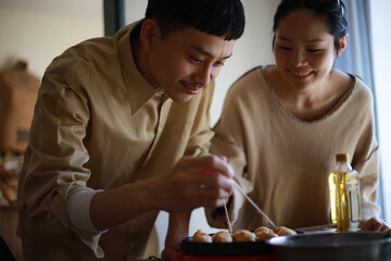 自宅でたこ焼きを作る夫婦