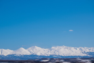 雪山の山頂と青空　十勝岳
