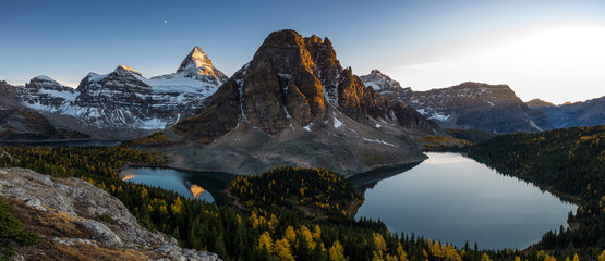 Fototapeta premium Mount Assiniboine at sunset in larch season fom Nub peak