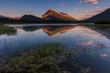 Obraz premium Rundle Mountain and Vermillion Lakes