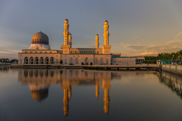 Naklejka premium Beautiful Sunset and reflection of Floating Mosque of Kota Kinabalu, Sabah, Amazing sunset and reflection of Floating Mosque