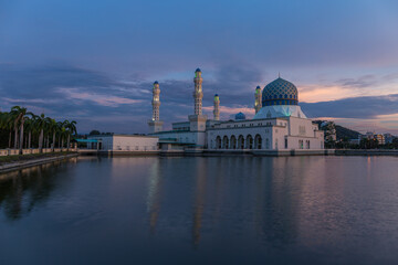 Fototapeta na wymiar Beautiful Sunset and reflection of Floating Mosque of Kota Kinabalu, Sabah, Amazing sunset and reflection of Floating Mosque