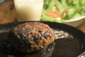 熱した鉄板の上のハンバーグ