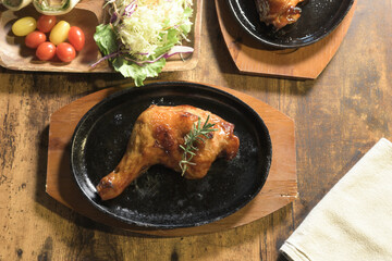 食卓の上のローストチキン