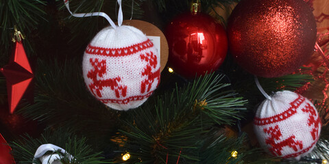 Fondo de bolas de navidad rojas y blancas de un abeto. 