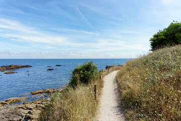 Fototapeta na wymiar coastal path in Batz-sur-Mer village