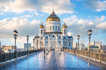 Fototapeta na wymiar Cathedral of Christ the Savior and lanterns on the Patriarch Bridge in Moscow on a winter day