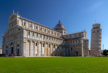 Fototapeta na wymiar leaning tower of Pisa , beautiful landscape with old historical buildings in Italy 