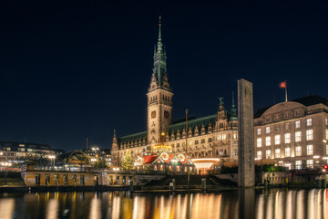 Fototapeta premium Hamburg Rathaus Weihnachten Weihnachtsmarkt Advent Langzeitbelichtung