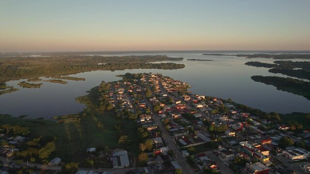 Estable Drone footage 4k - 30fps - Amanecer Peque&ntilde;o pueblo movimiento frontal.