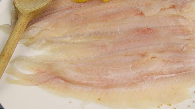 filet de limande cru dans une assiette