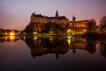 Fototapeta na wymiar Sigmaringen Castle is reflected in the Danube at sunrise