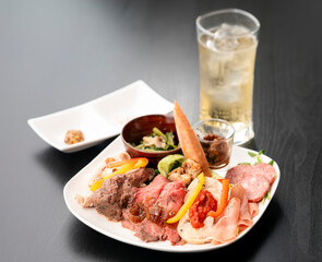 ローストビーフの入ったシャルキュトリとドリンク