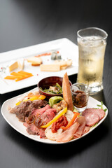 ローストビーフのシャルキュトリとハイボール