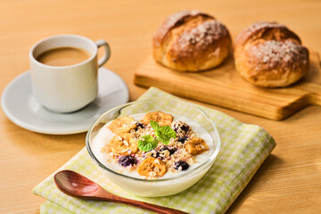 ヨーグルトとパンとカフェオレ