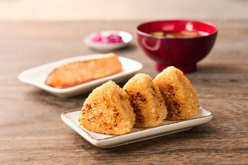 焼きおにぎりと鮭と味噌汁