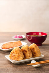 焼きおにぎりと焼き鮭と味噌汁