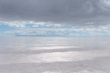 Fototapeta premium Nube de lluvia dentro del salar de uyuni