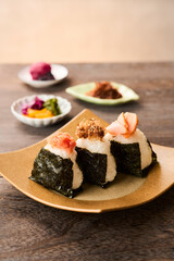 おにぎりと漬物