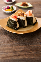 おにぎりと漬物