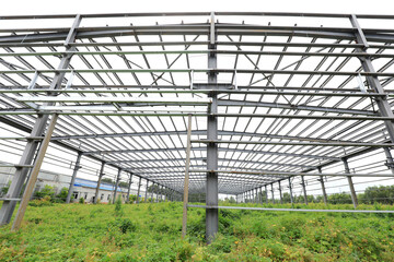 Obraz premium The steel beam framework of the plant is in the weeds