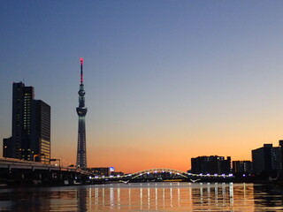 Naklejka premium 夕焼けのライトアップの東京スカイツリー