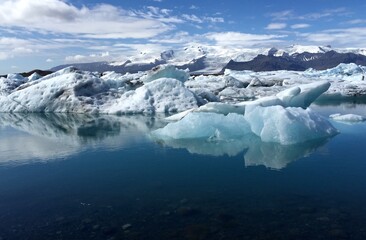 Im Wasser treibendes Eis in der Gletscherlagune Jökulsarlon, Island